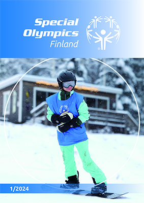 Lehden 1/2024 kansikuva: Special Olympics -lumilautailija laskemassa alas rinnettä kypärä ja laskulasit päässään.